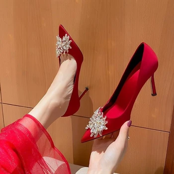 אדום Stiletto עקב נעלי חתונה כלה 2024 חדש לנשים יוקרה מחודד משאבות עיצוב גבירותיי אופנה חתונה נוצץ עקבים