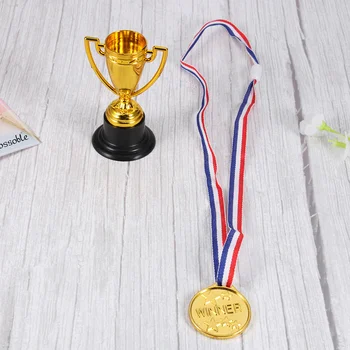 פרס קטן צעצועים Kidss כוסות מדליות ילדים לתגמל בפרסים מתנת יום הולדת מקלחת מסיבה בבית הספר צעצועים תיק טובה (